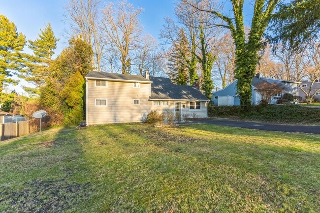 Building Photo - Cozy 4 bedroom, 2 bathroom Home In A Beautiful Main Line Neighborhood