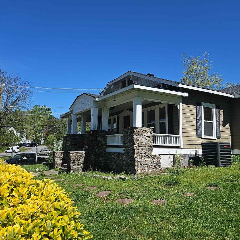 390 Harper Ave, Lenoir, NC 28645 House Rental in Lenoir, NC