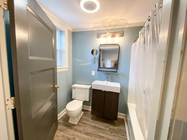 Renovated bathroom - 2031 Eversong Ln