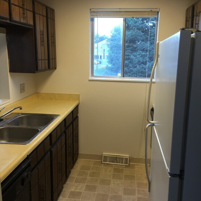 Foto del edificio - Spacious 2 Bedroom 1 Bath With Mountain Vi...