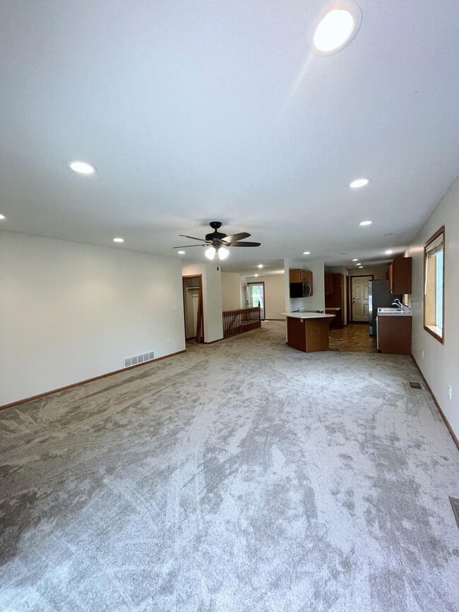Building Photo - 805 W Southview Ct