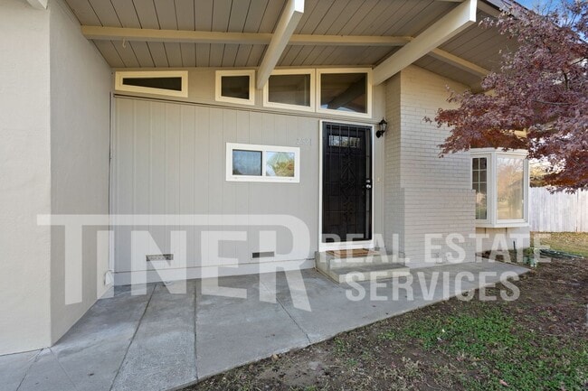 Building Photo - Mid Century Modern 3 Bedroom Home