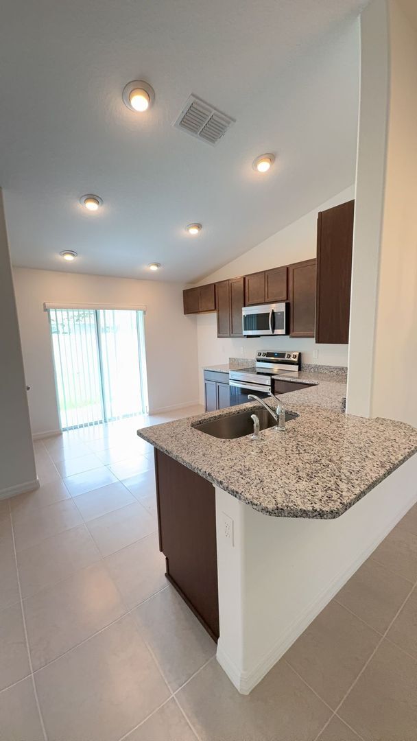 Foto del edificio - BRAND NEW Beautiful 4-bedroom, 3-bathroom ...