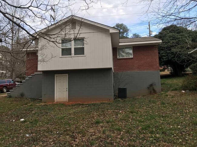 Building Photo - 2911 Delowe Dr