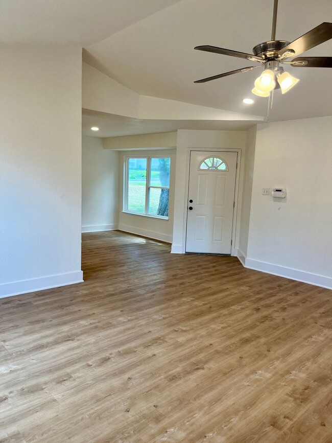 Building Photo - 4 Bedroom 2 Bath Near Lackland AFB **Conve...