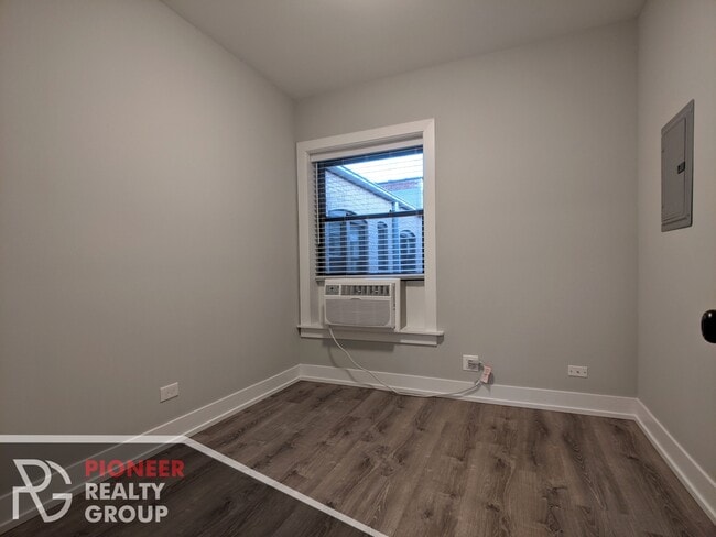 Building Photo - 709 W Brompton Ave