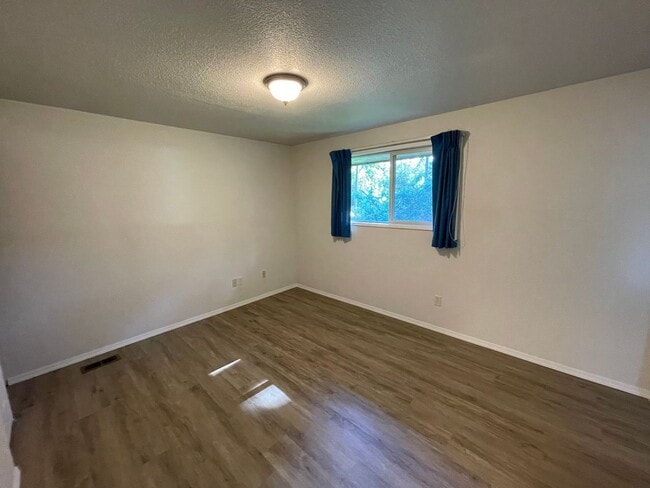 Building Photo - Fantastic 3 Bedroom Home with Spacious Bac...