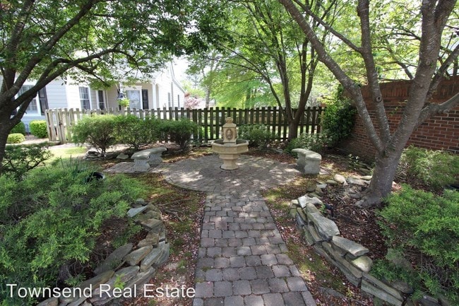 Building Photo - 212 Westmont Dr