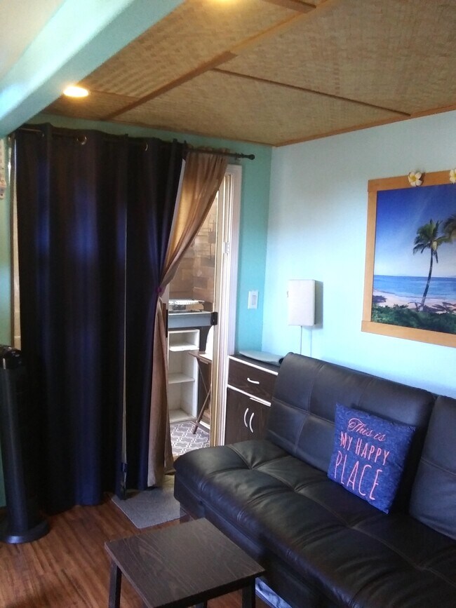 Salga por la puerta corrediza trasera hacia un espacio cubierto con "cocina pequeña/estilo hawaiano". - 281 Kaikea St