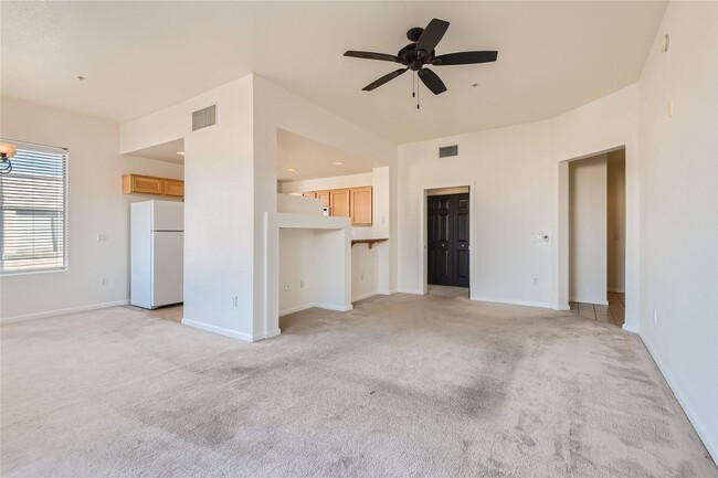 Building Photo - 2 Bedroom Mid-Rise Condo at PARK AVENUE!