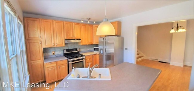 Building Photo - 3 br, 1.5 bath House - 3340 N Cambridge Ave