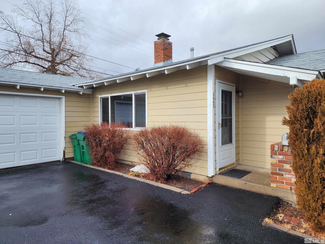 Foto principal - 1647 Lakeside Dr