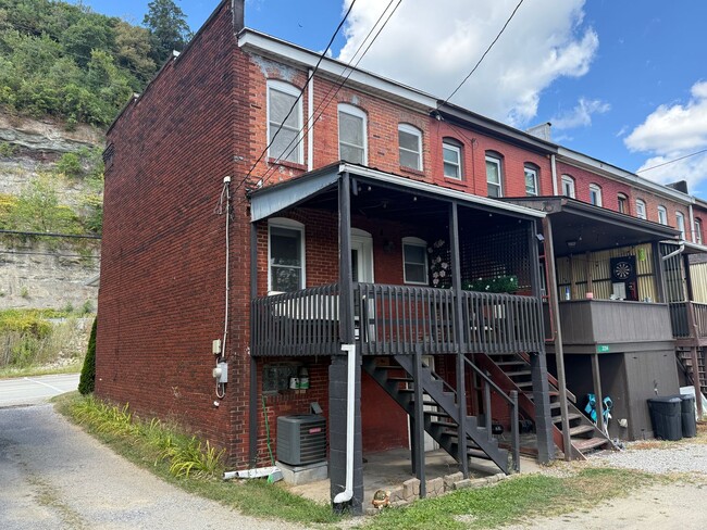 Foto del edificio - Charming Riverfront 2BR Walking Distance t...