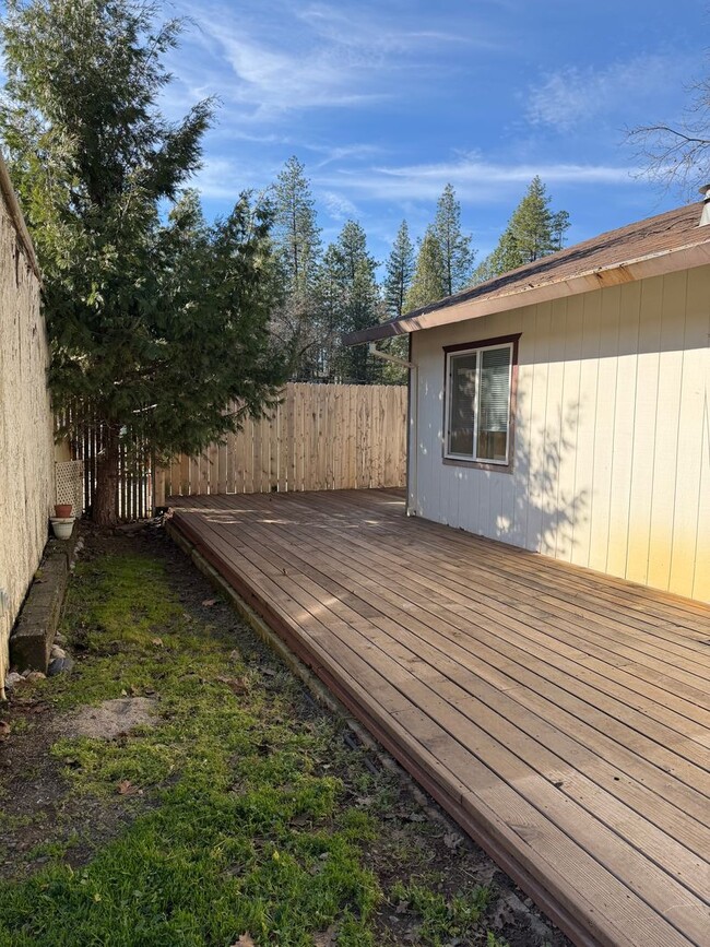 Building Photo - Pine Grove Home