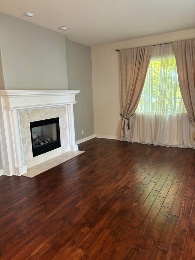 Building Photo - Wonderful Spacious Home with Many Upgrades...