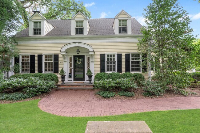 Building Photo - 307 Forest Dr S