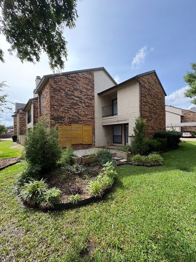 Building Photo - 827 W Harwood Rd