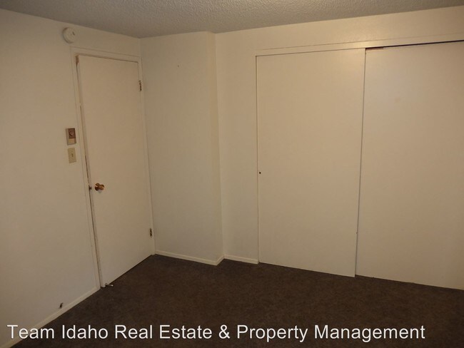 Building Photo - 445-445 N Van Buren St
