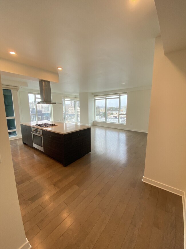 Kitchen/Living room - 1688 Pine St
