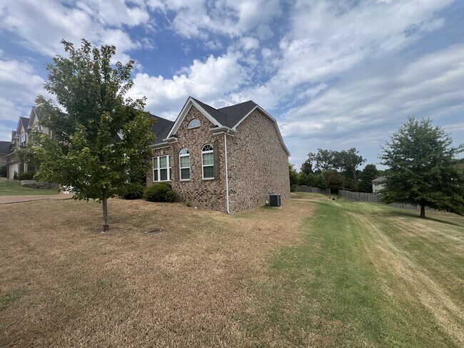 Foto del edificio - 447 Warren Hill Dr
