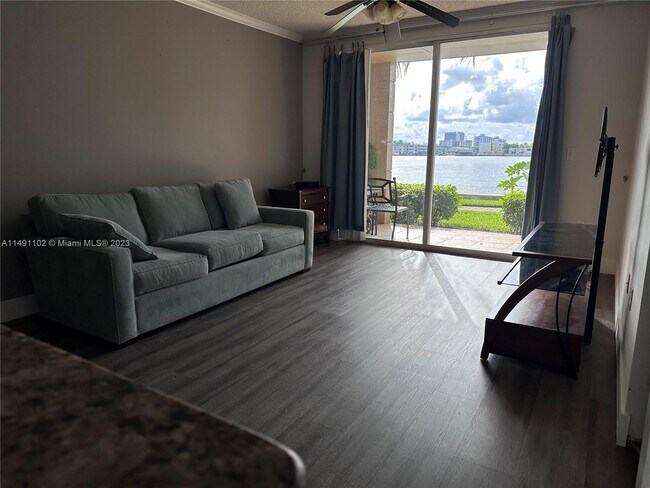 Foto del edificio - 17100 N Bay Rd