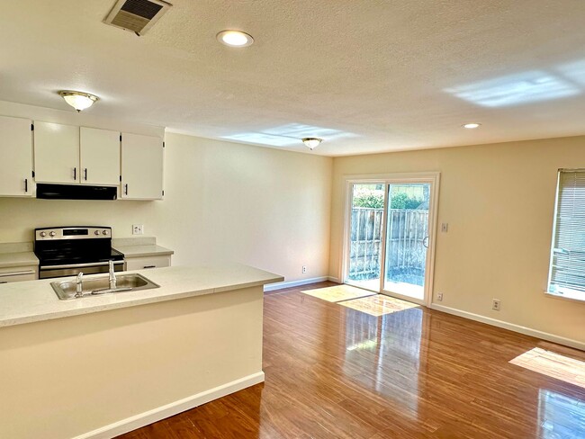 Building Photo - $2290 2 BR - 920 S.F. GORGEOUS TOWNHOUSE I...