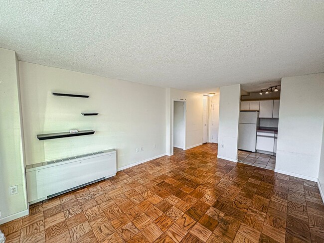 Building Photo - Sun-filled 1 Bed 1 Bath Unit With Private ...