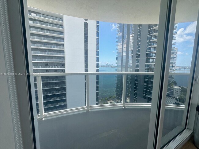 Foto del edificio - 601 NE 23rd St