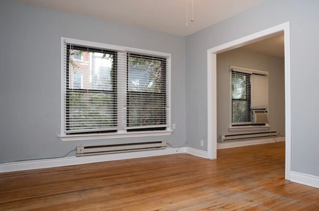 Building Photo - 719 W Roscoe St