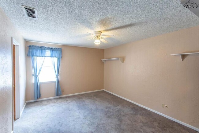 Foto del edificio - 8 Chanute Cir