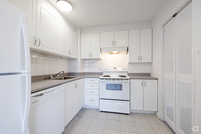 2BR, 1BA - 830SF - Kitchen - The Park West