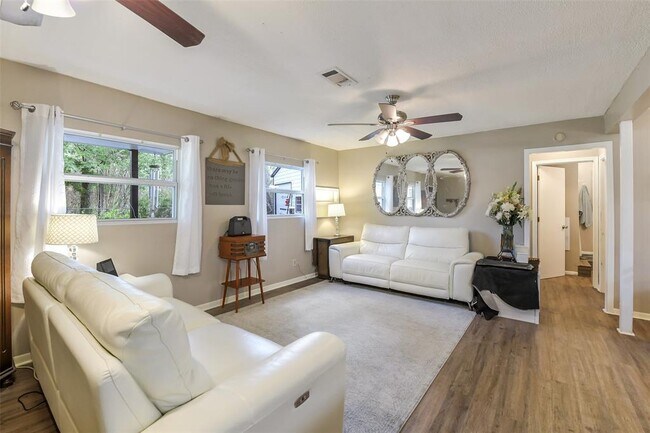 Building Photo - 27011 Azalea Ct