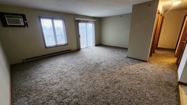 Building Photo - Large 2 Bed Apartment! Available Now! - 1/...