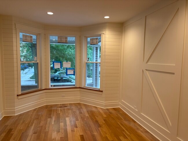 Building Photo - 3542 N Hermitage Ave
