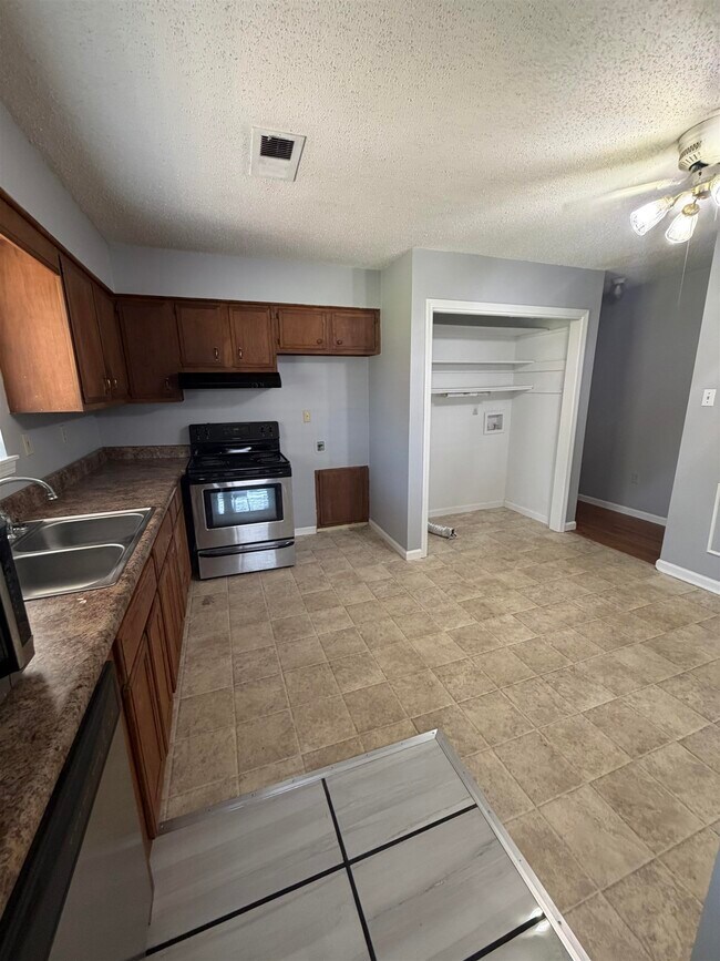 Foto del edificio - 7016 Pam Dr