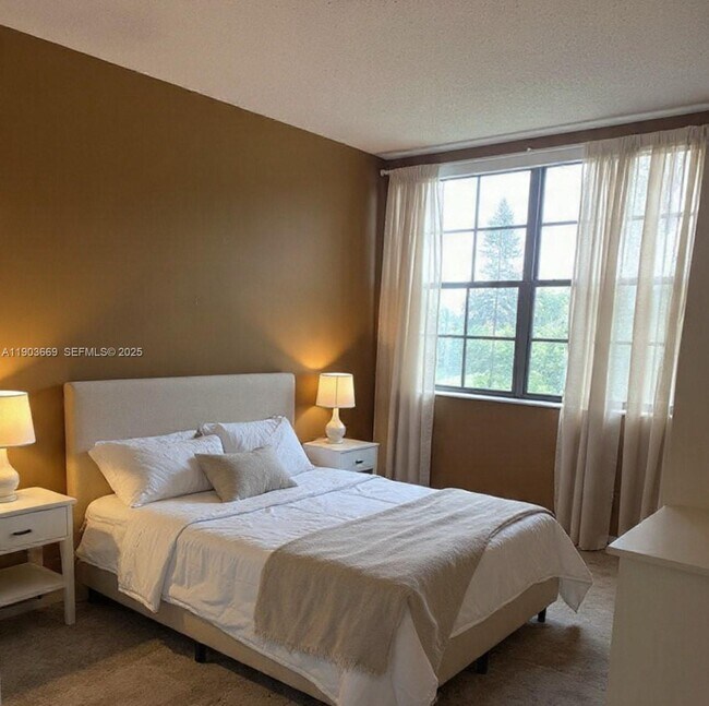 Foto del edificio - 2025 NE 164th St