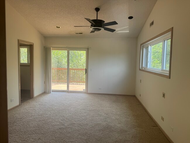 Master Bedroom w/ Patiodoor access to Balcony - Stone Edge