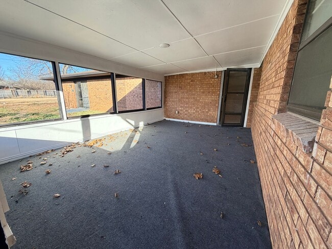 Building Photo - 1323 SE Clover Ln