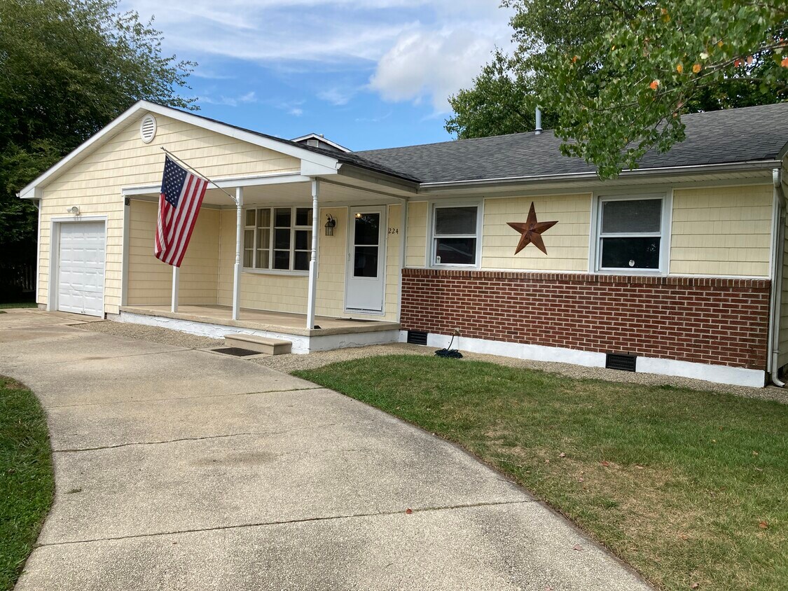 Primary Photo - 224 Twin Lakes Blvd