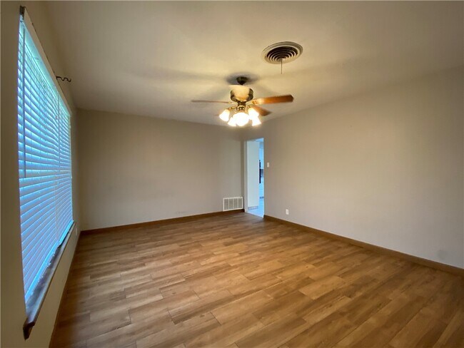 Foto del edificio - 536 W Yoakum Ave