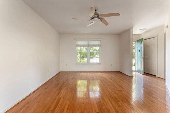 Building Photo - Exceptional Townhome in Taylor Spring Subd...