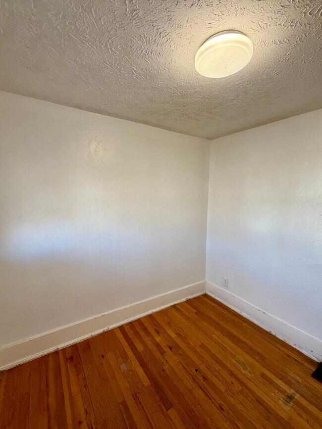 Foto del edificio - For Rent 4 Bedroom 1 Bath Field Club Row House