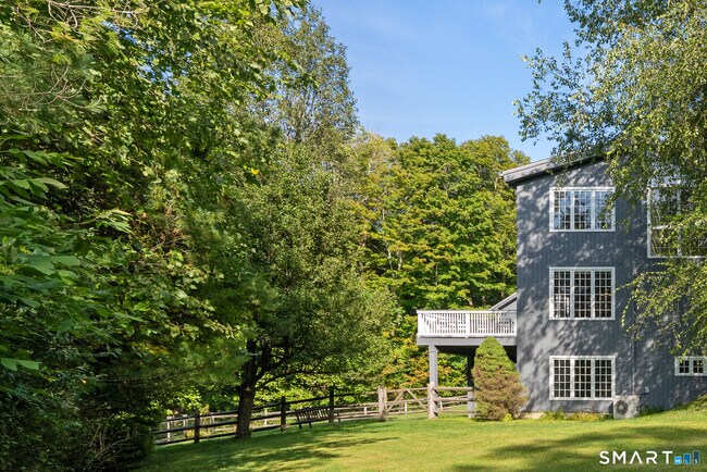 Foto del edificio - 84 Gunn Hill Rd
