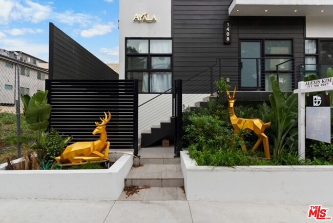 Building Photo - 1410 N Poinsettia Pl