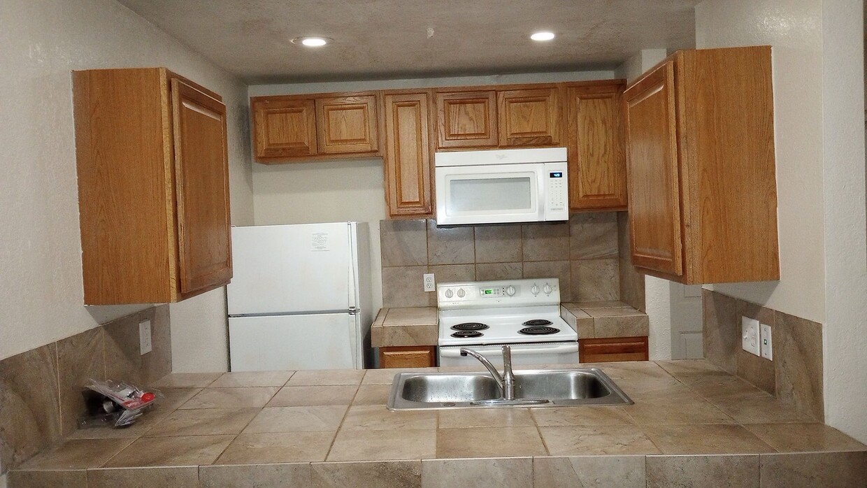 Foto principal - Great location off Alameda and Airport wit...