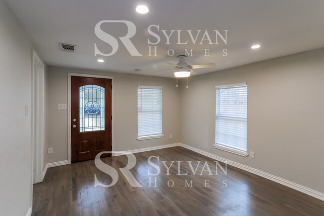 Building Photo - The living is easy in this 3 bedroom, 2 ba...