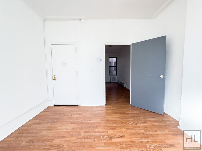 Foto del edificio - STARR STREET / Spacious Bushwick 2-Bed 1-Bath / Amazing Location