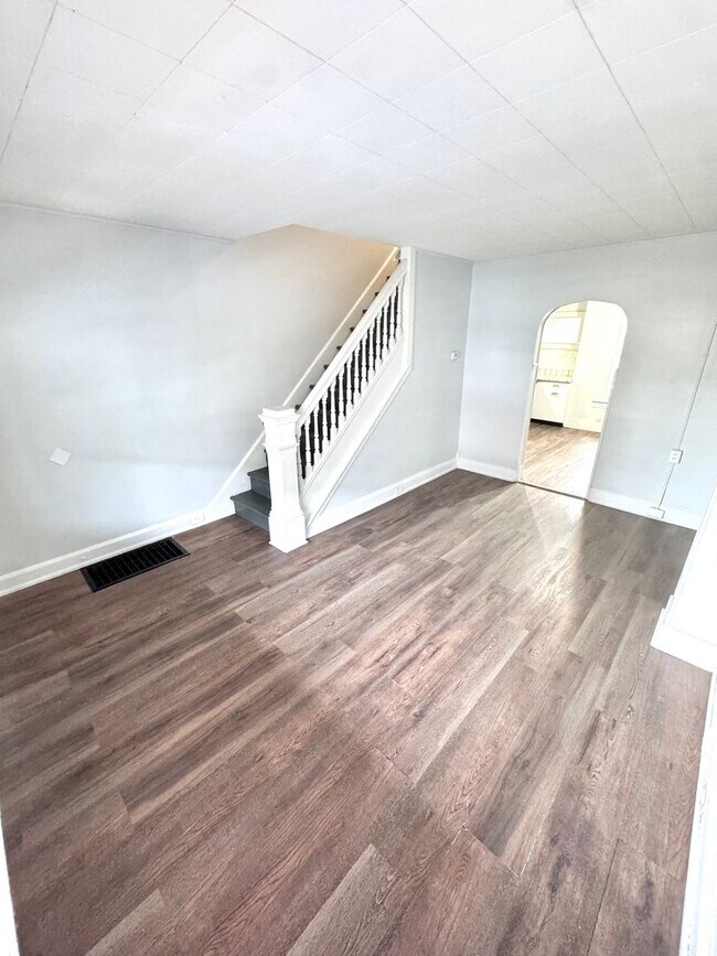 Foto del edificio - THREE Bedroom/ONE Bath Row Home