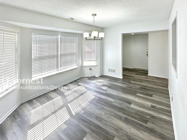 Building Photo - 1300 NW Willow Dr