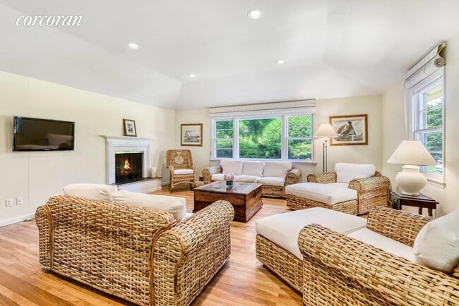 Building Photo - 33 Apaquogue Rd